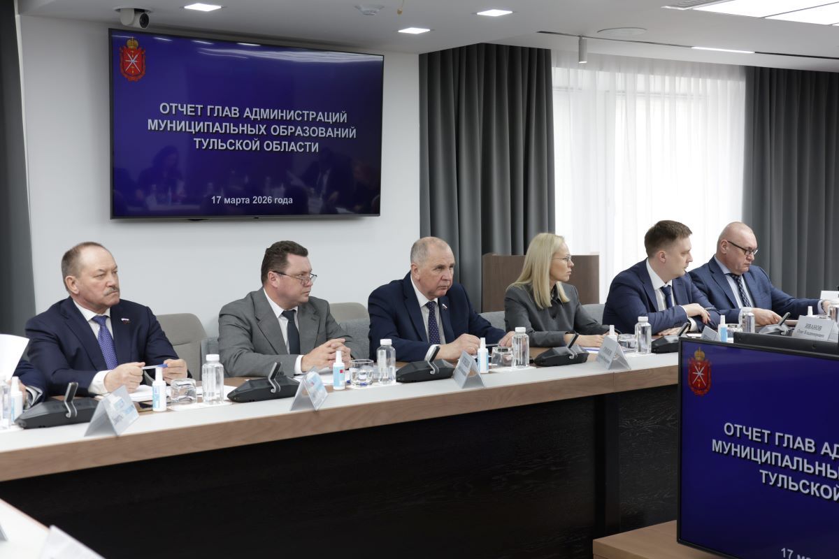 Дмитрий Миляев обсудил работу администрации поселка Новогуровский с главой Олесей Незнановой