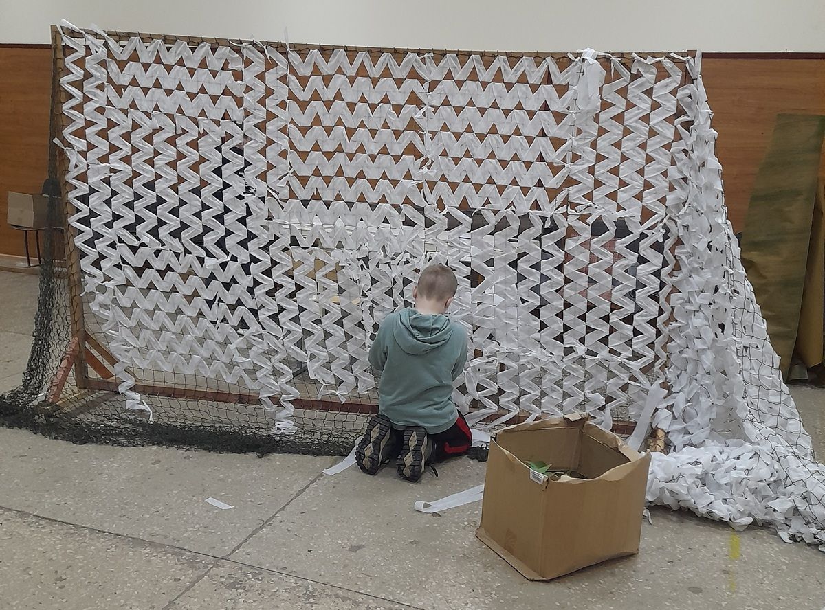 Дети участников СВО из Богородицка помогают плести масксети для отцов