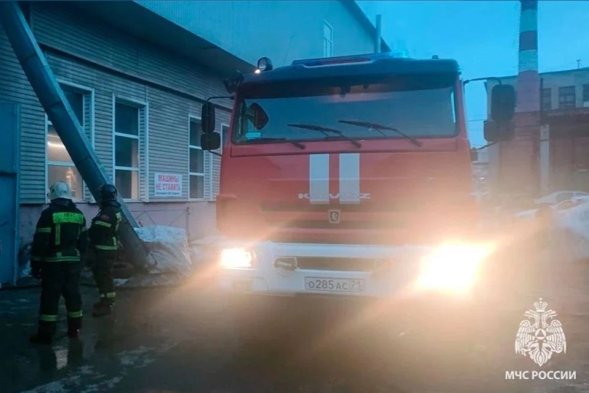 Машины, заброшку и производство потушили тульские спасатели накануне