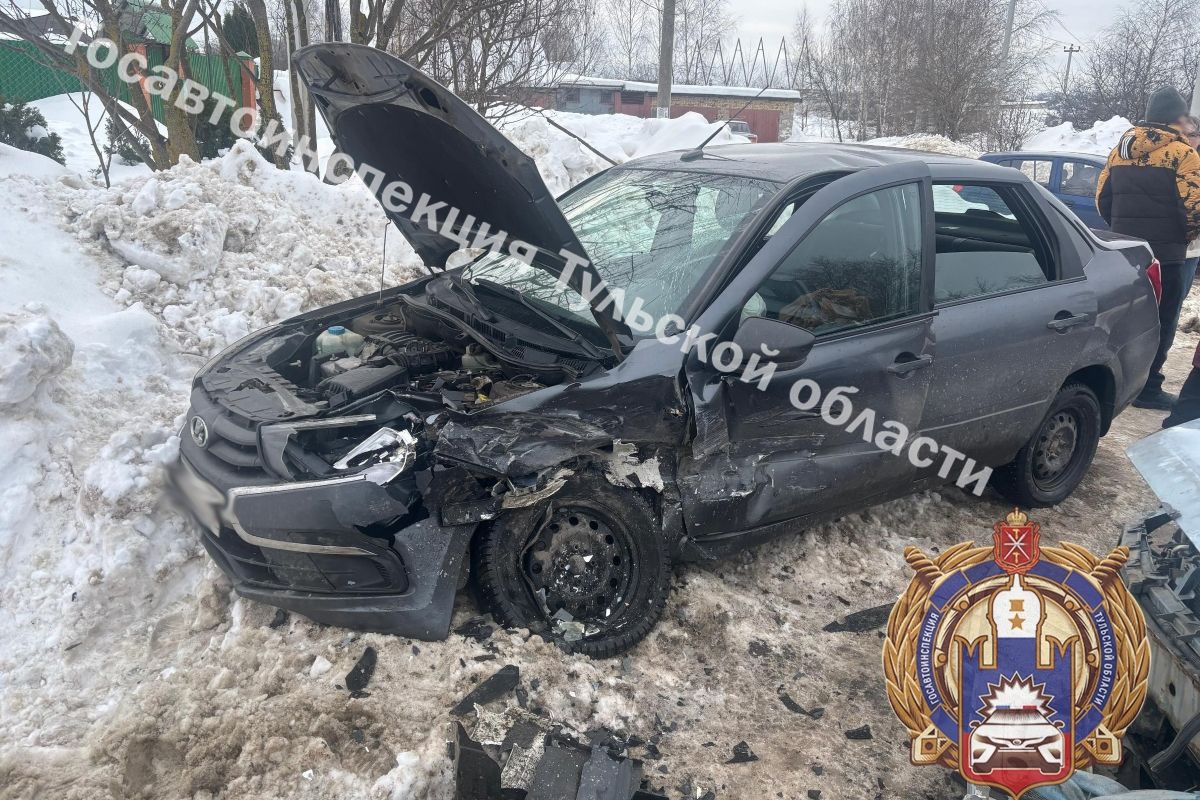 В Туле владелец иномарки загнал «Ладу» в сугроб В Туле владелец иномарки загнал «Ладу» в сугроб