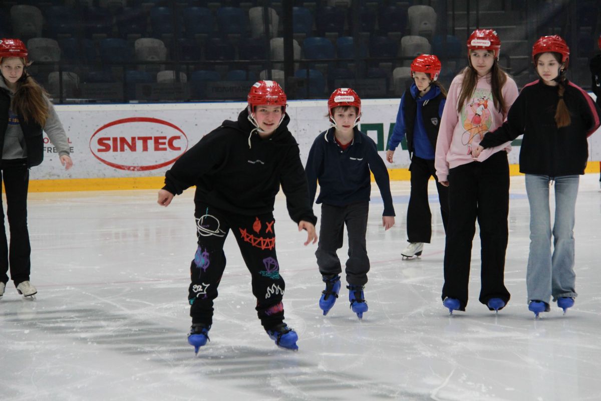 В Тульской области школьников бесплатно обучают кататься на коньках В Тульской области школьников бесплатно обучают кататься на коньках