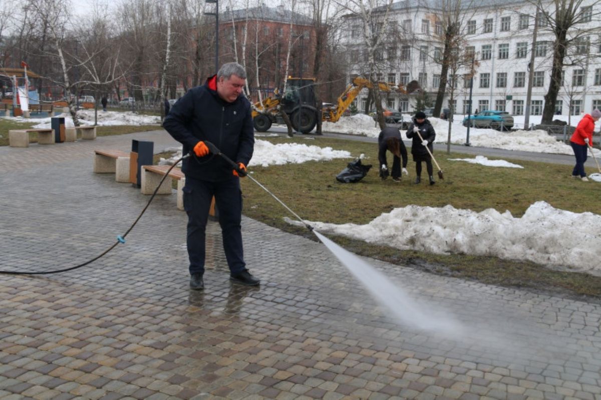 Илья Беспалов принял участие в уборке Кировского сквера