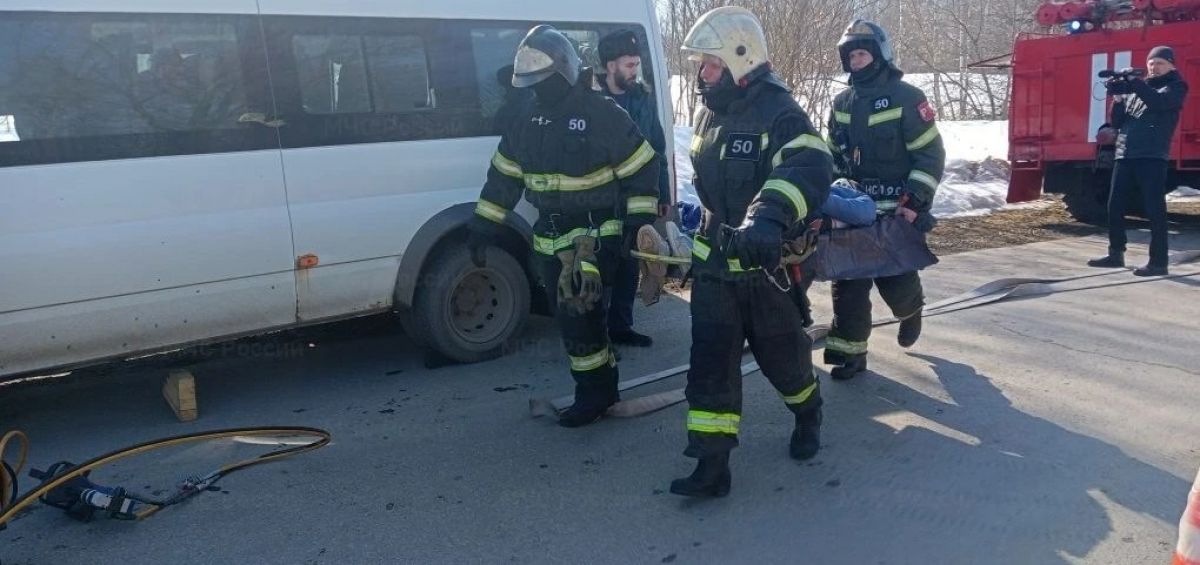 В Киреевском районе спасатели тренировались вытаскивать граждан из поврежденного микроавтобуса В Киреевском районе спасатели тренировались вытаскивать граждан из поврежденного микроавтобуса