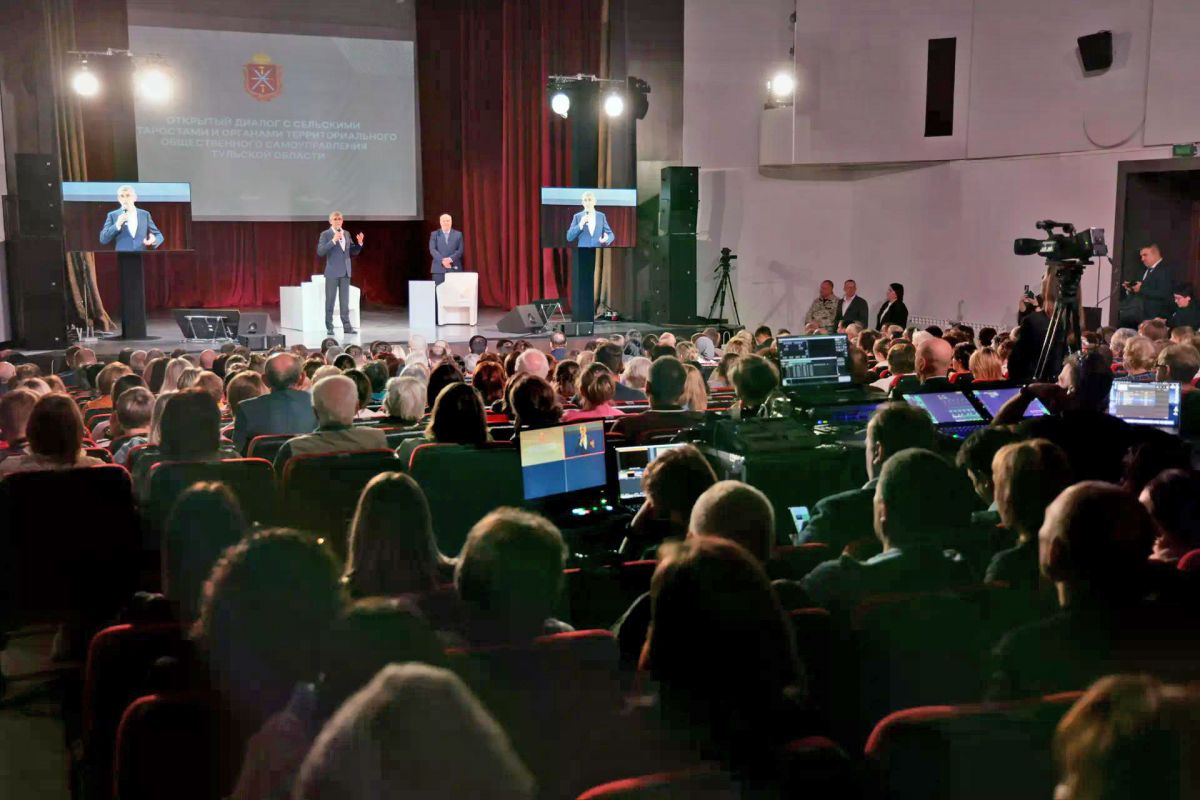 Яма на яме: Дмитрию Миляеву пожаловались на дороги и водопроводы в селах и деревнях