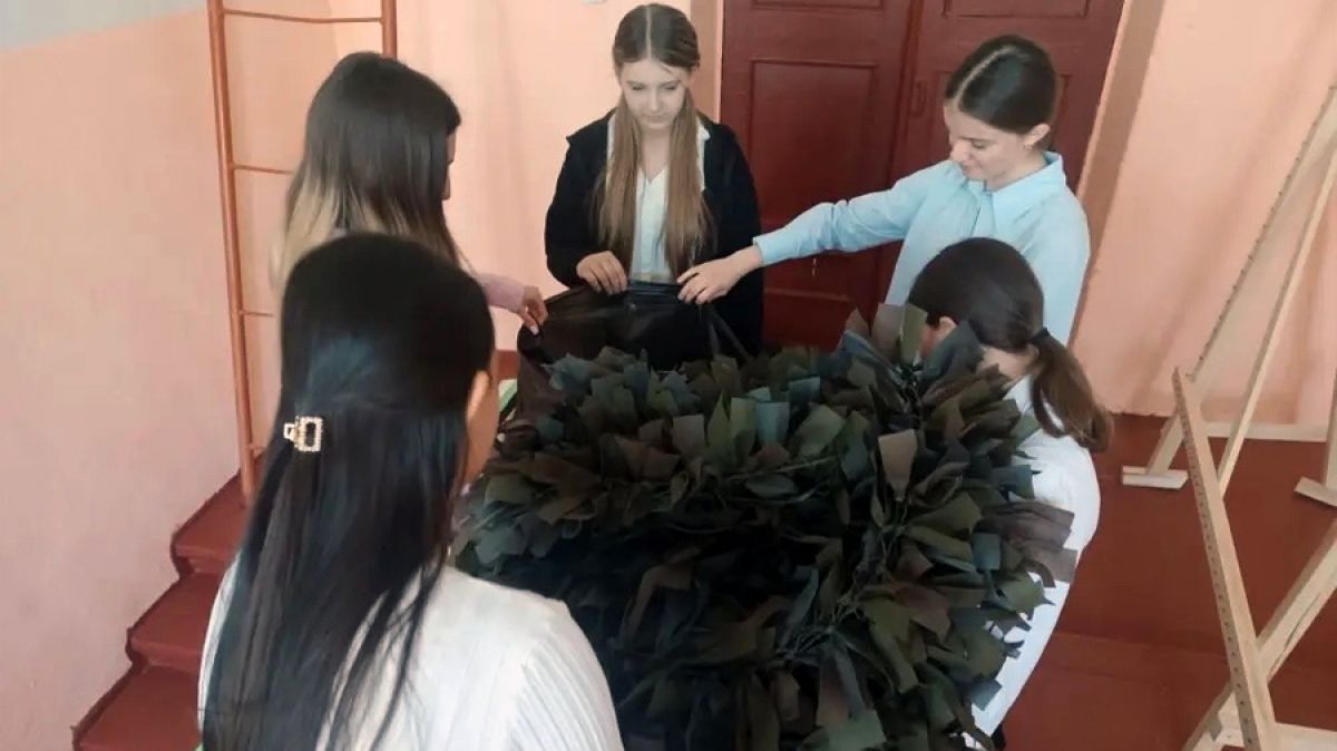 Школьники региона не остаются в стороне от волонтерской работы по поддержке бойцов СВО Школьники региона не остаются в стороне от волонтерской работы по поддержке бойцов СВО