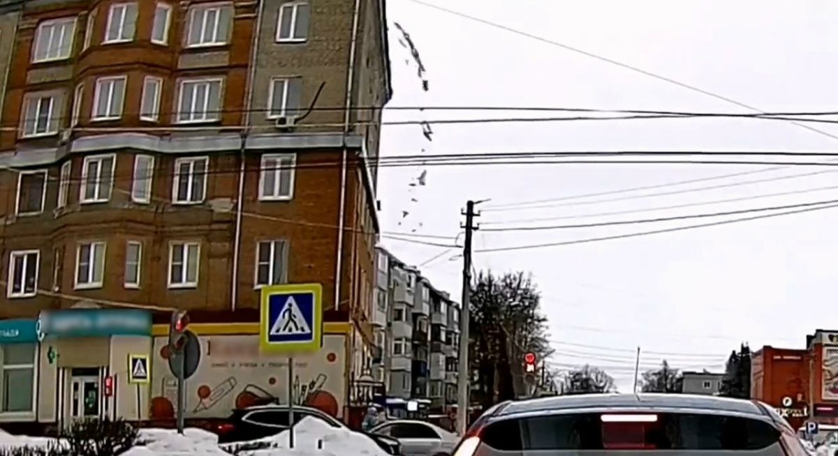 В Узловой дети чудом не пострадали от сошедшей с крыши наледи