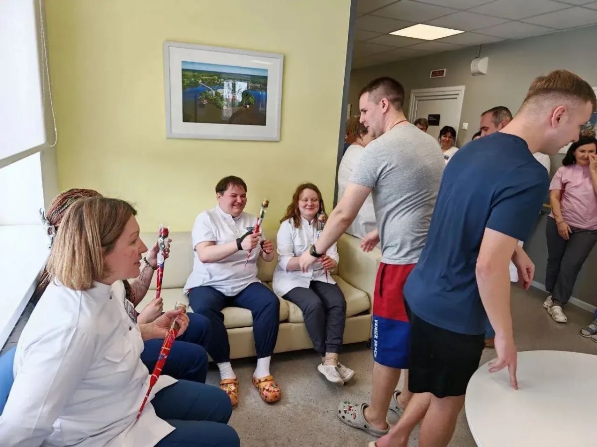 В Тульской области пациенты госпиталя ветеранов войн и труда поздравили врачей и медсестёр с 8 Марта