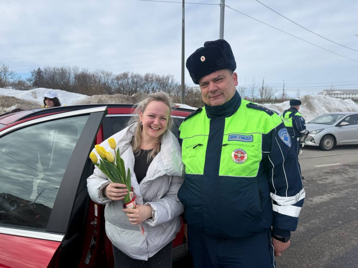 Тульские автоинспекторы поздравили женщин-водителей с 8 Марта Тульские автоинспекторы поздравили женщин-водителей с 8 Марта