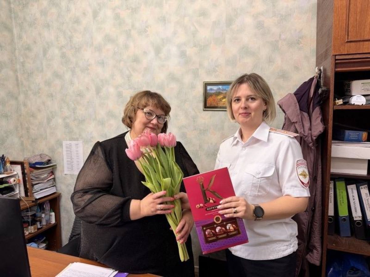 В Тульской области полицейские и общественники поздравили женщин-ветеранов МВД с 8 Марта