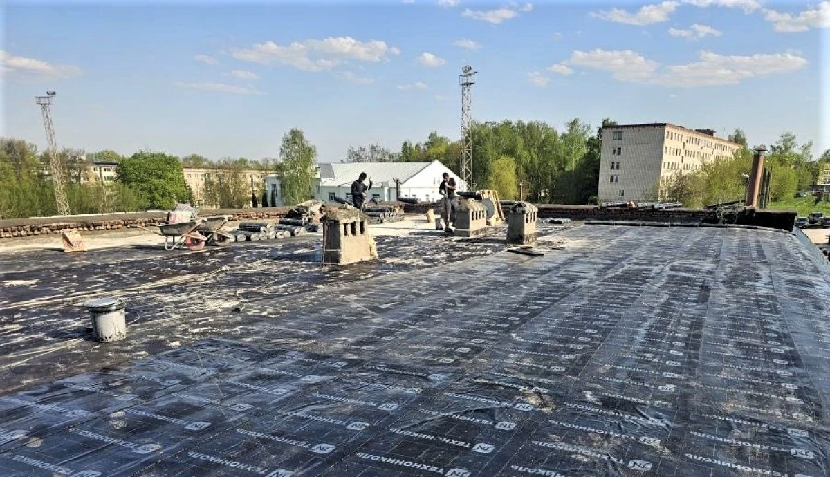 В Алексинском спортивном центре меняют кровлю