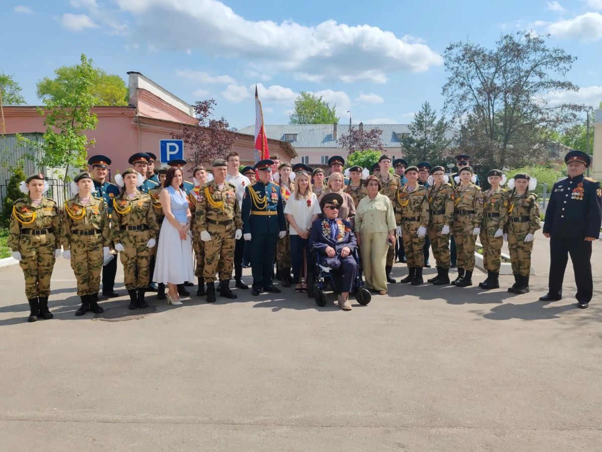 Росгвардейцы провели акцию «Парад у дома ветерана» в Туле