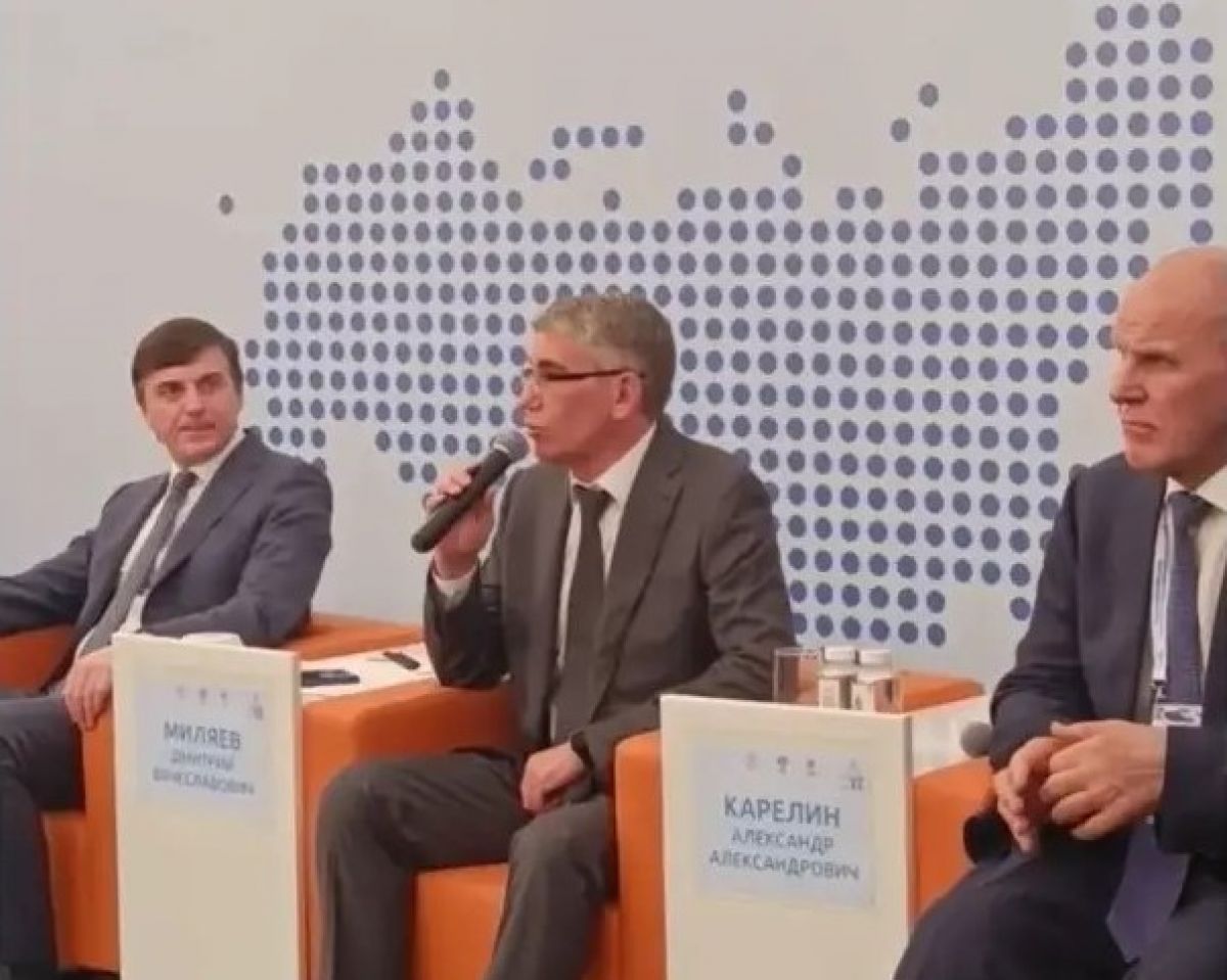 Дмитрий Миляев проводит встречу с учителями физкультуры из разных регионов России
