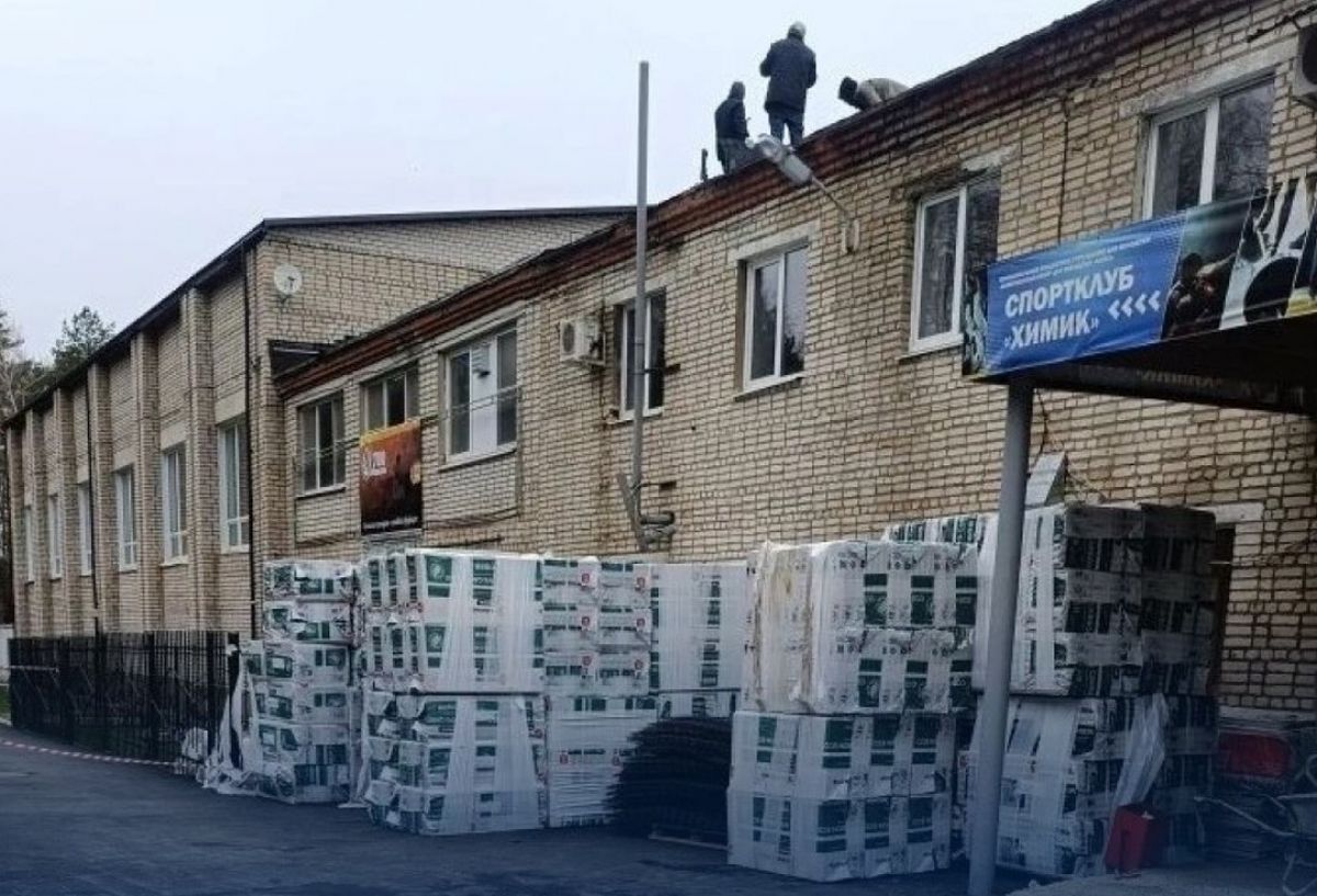 В Тульской области ремонтируют кровлю спортивного центра В Тульской области ремонтируют кровлю спортивного центра