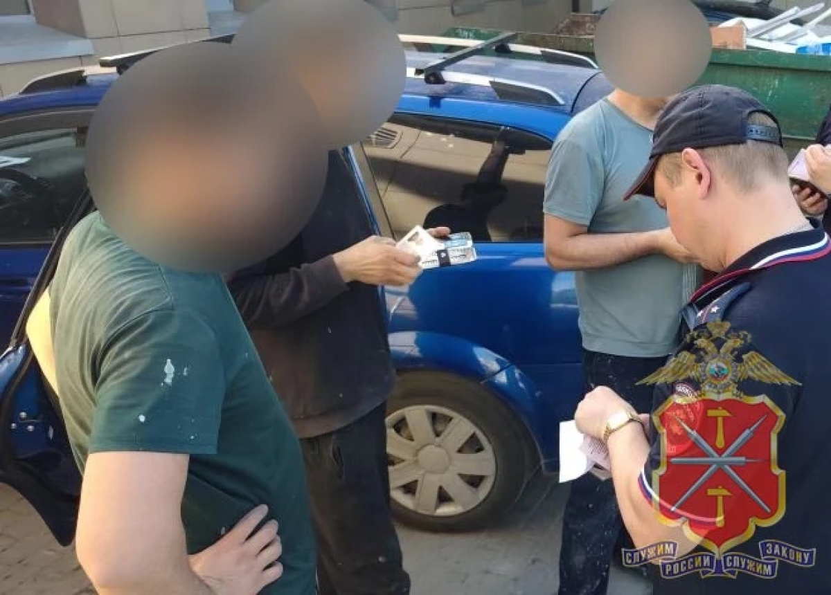 В Туле полицейские в ходе рейда проверили иностранцев-курьеров еды В Туле полицейские в ходе рейда проверили иностранцев-курьеров еды