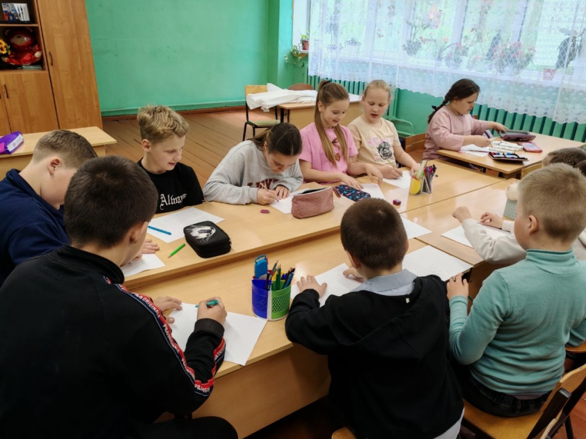 В Казановской школе Кимовского района школьники создавали буквицы в честь Дня славянской письменности