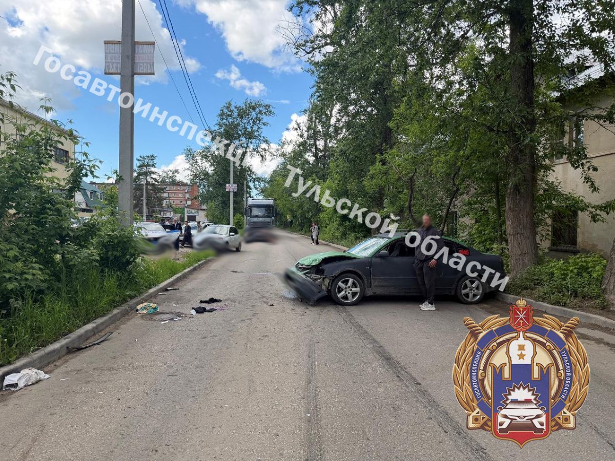 В Алексине два подростка на мотоцикле врезались в машину В Алексине два подростка на мотоцикле врезались в машину