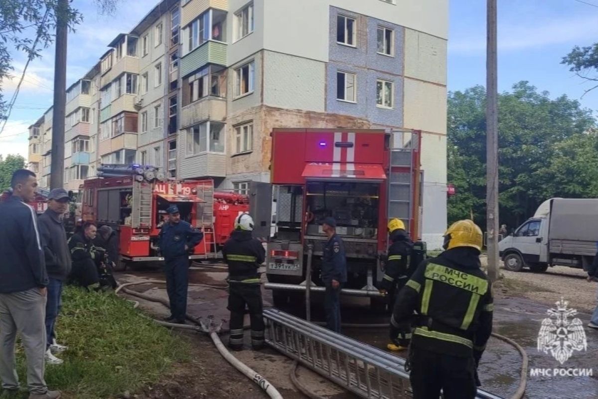 В Тульской области спасатели потушили жилой дом и баню