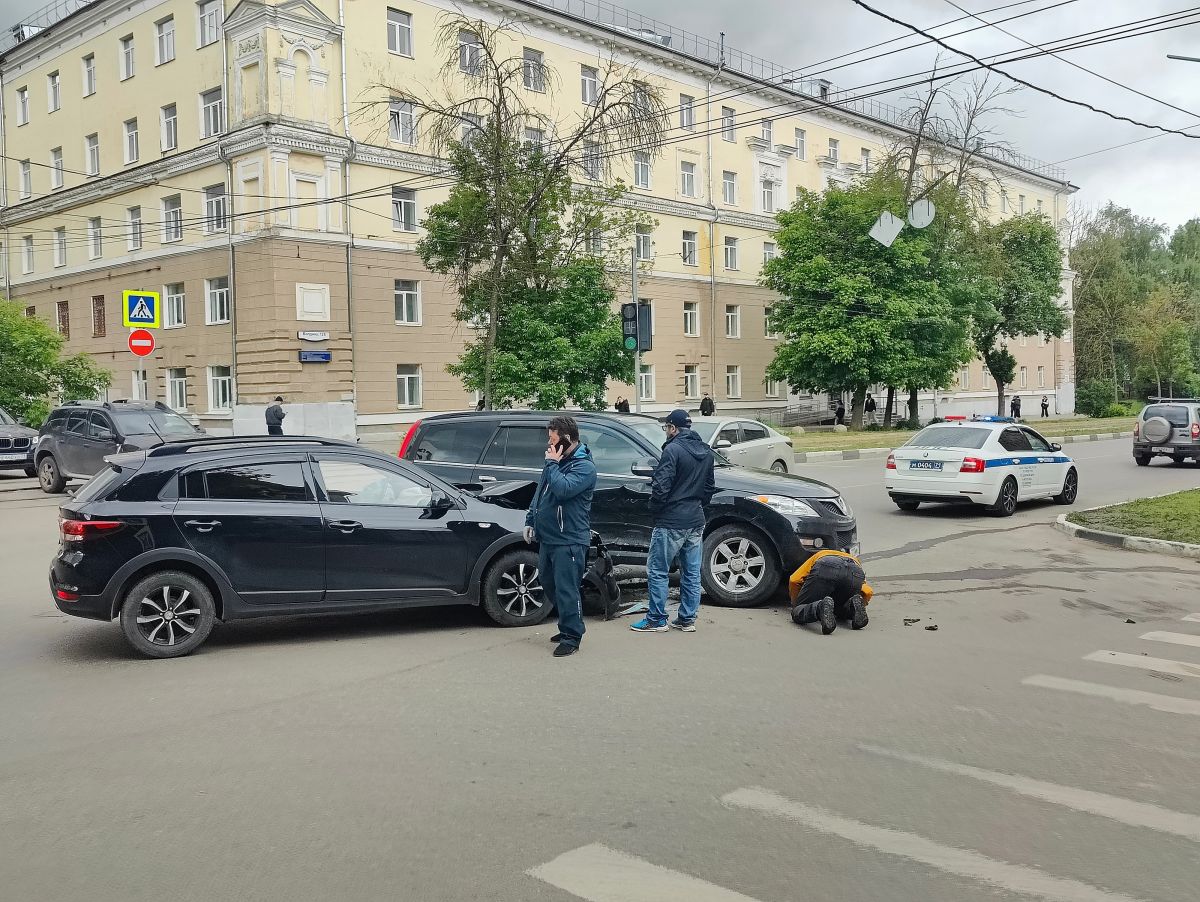 Две иномарки не поделили улицу Болдина Две иномарки не поделили улицу Болдина