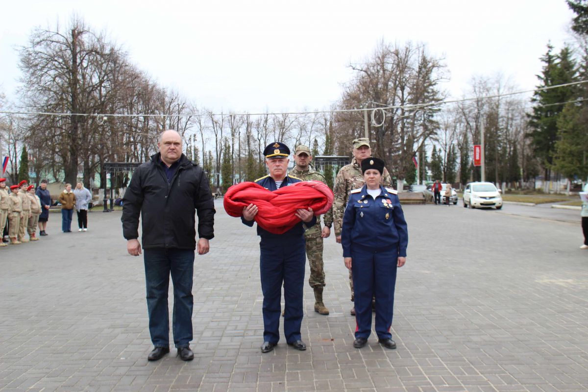 «Равнение на Знамя Победы»: в регионе чтят память воинов прошлого и настоящего