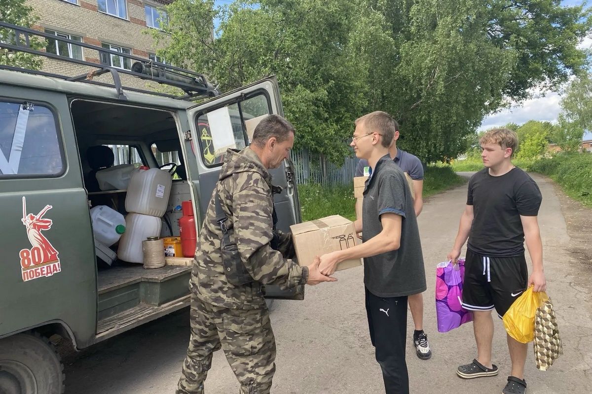Коллективы образовательных учреждений помогают бойцам СВО