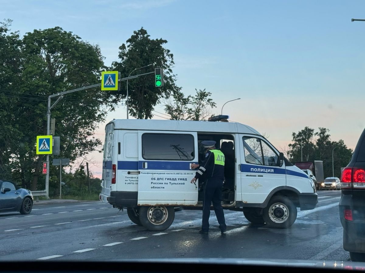 В Тульской области мотоцикл столкнулся с 3 автомобилями В Тульской области мотоцикл столкнулся с 3 автомобилями