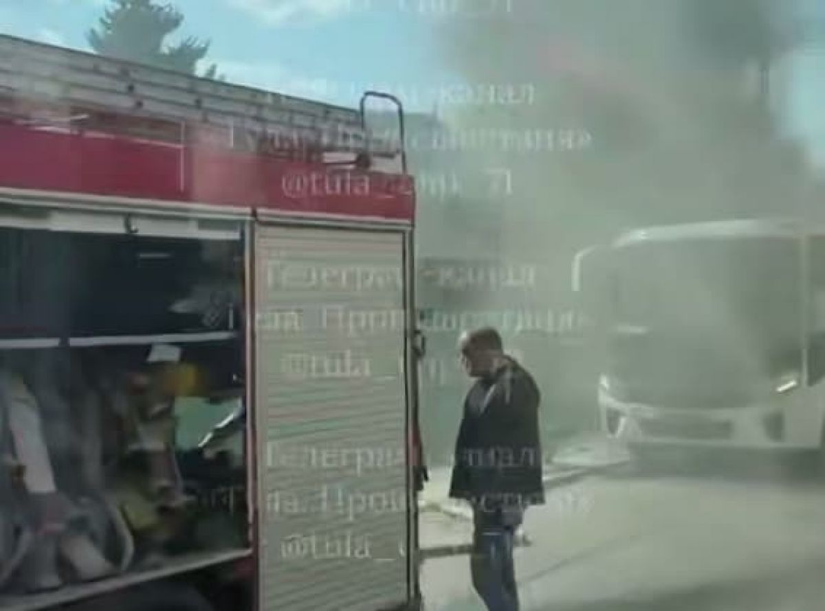 В Туле на перекрёстке улиц Марата и Каракозова загорелся автобус ПАЗ