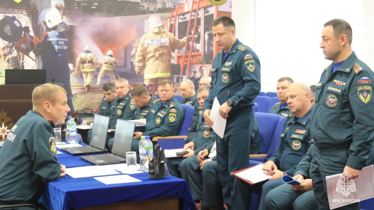 В Тульском спасательном центре МЧС наградили отличившихся сотрудников по итогам командирских сборов