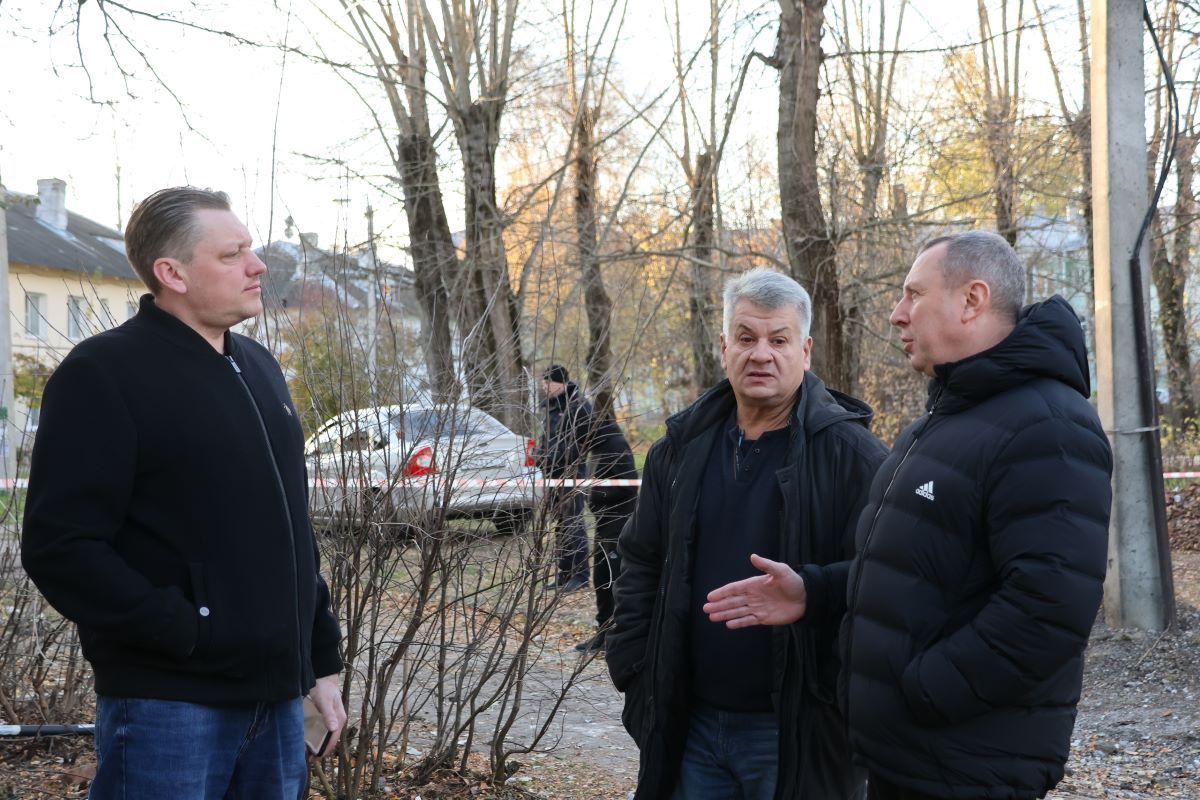Владимир Токарев осмотрел дома в Новомосковске, пострадавшие в результате массированной атаки БПЛА