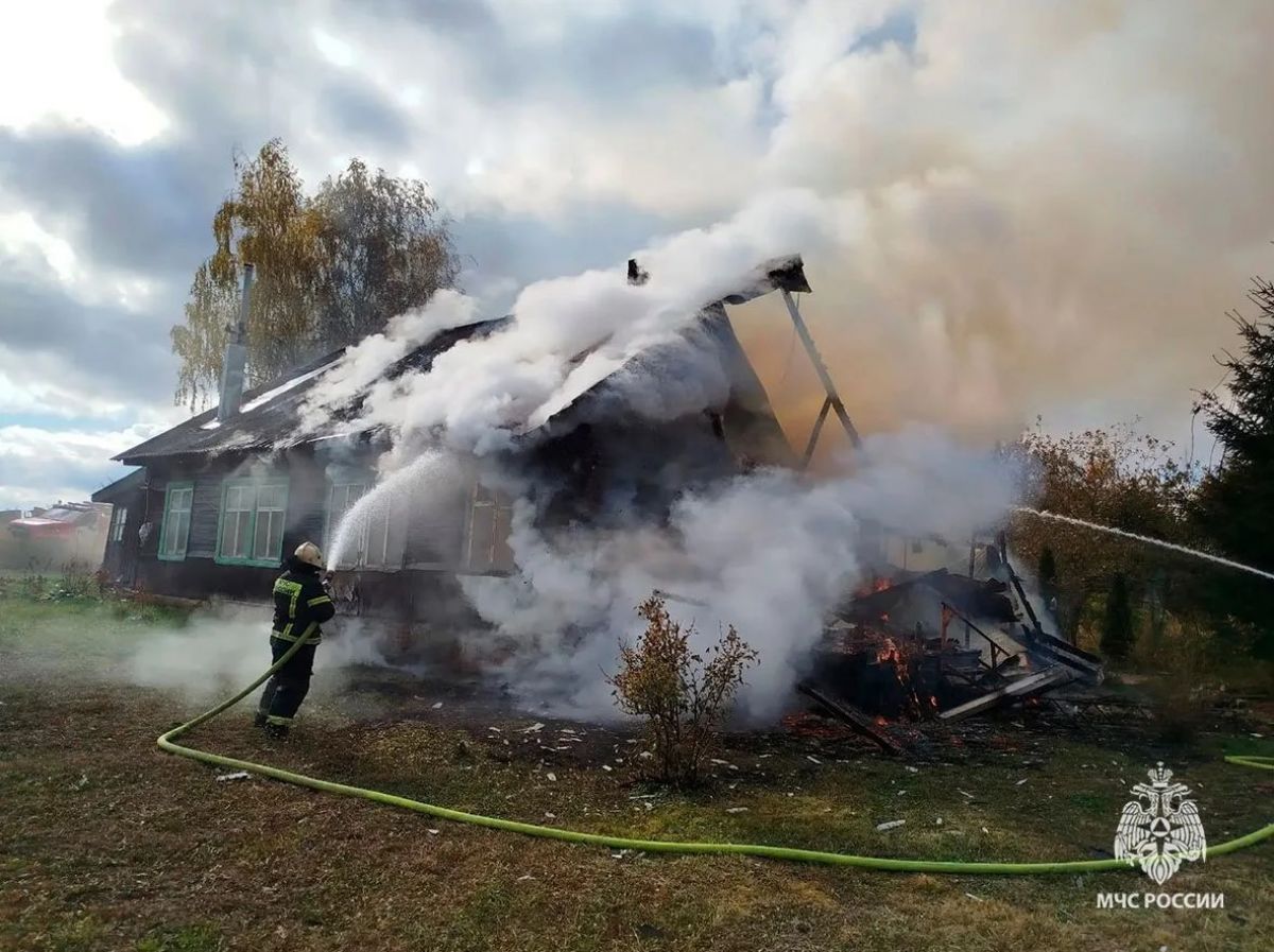 Тульские пожарные потушили накануне по 4 жилых дома и сарая, а также 3 легковых автомобиля Тульские пожарные потушили накануне по 4 жилых дома и сарая, а также 3 легковых автомобиля