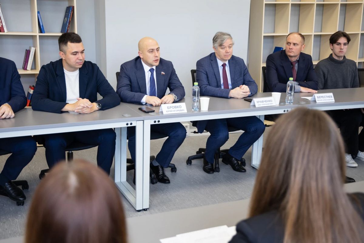 Студенты ТулГУ предложили депутату Госдумы инициативы в сфере здравоохранения Студенты ТулГУ предложили депутату Госдумы инициативы в сфере здравоохранения