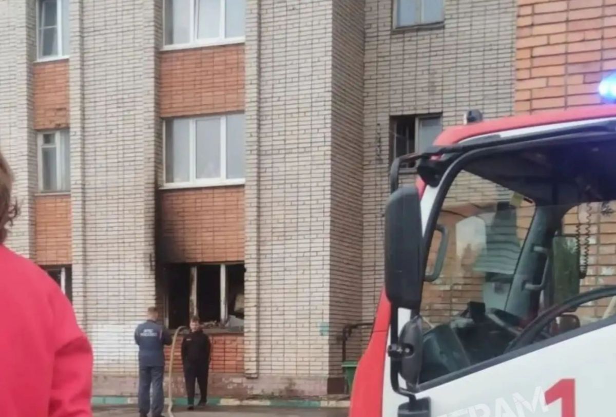 В Туле из горящего многоквартирного дома эвакуировали 10 человек В Туле из горящего многоквартирного дома эвакуировали 10 человек