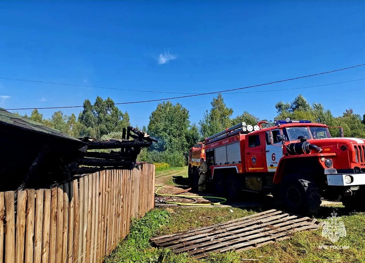 В горящем доме под Тулой погиб пенсионер В горящем доме под Тулой погиб пенсионер