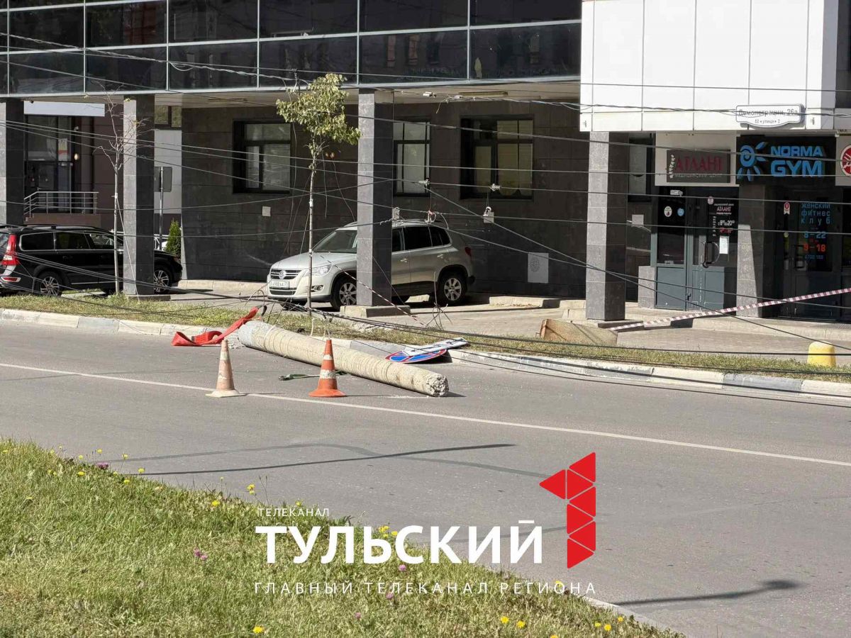 В Туле автомобиль снес столб ЛЭП на улице Демонстрации В Туле автомобиль снес столб ЛЭП на улице Демонстрации