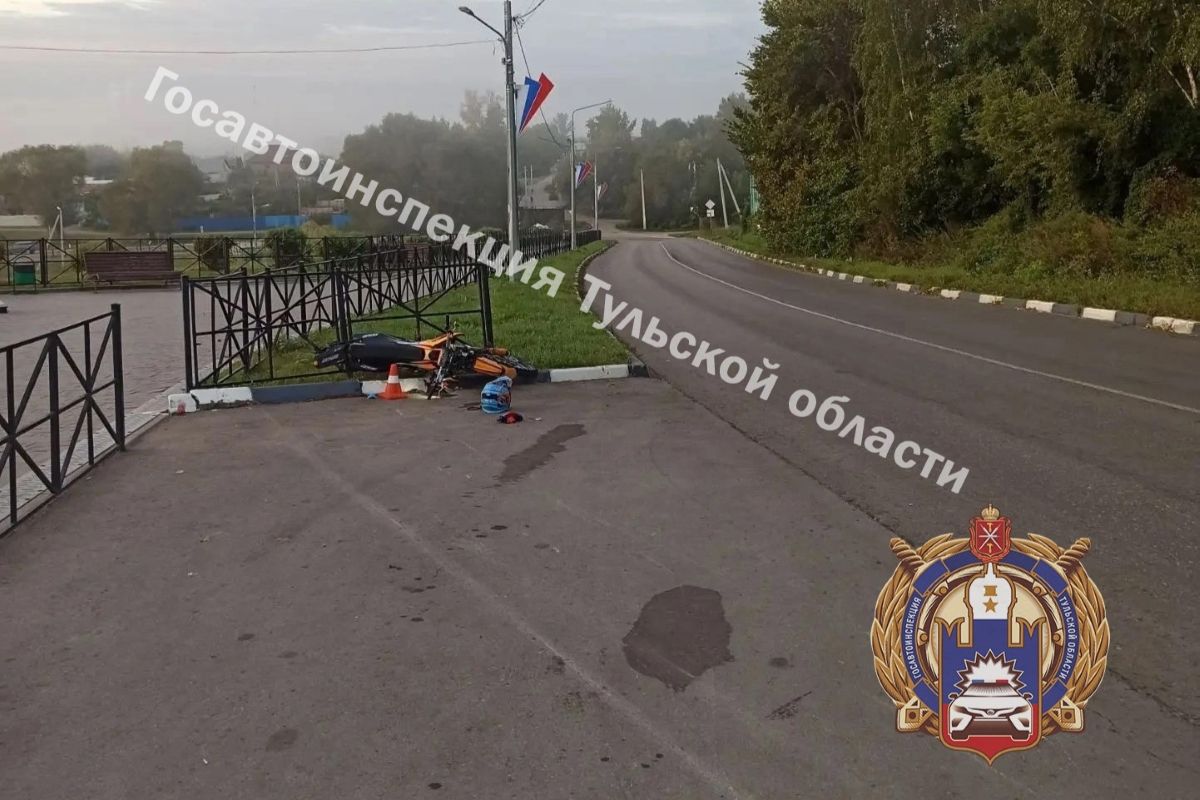 Несовершеннолетний мотоциклист встретился с бордюром на набережной в Ефремове Несовершеннолетний мотоциклист встретился с бордюром на набережной в Ефремове