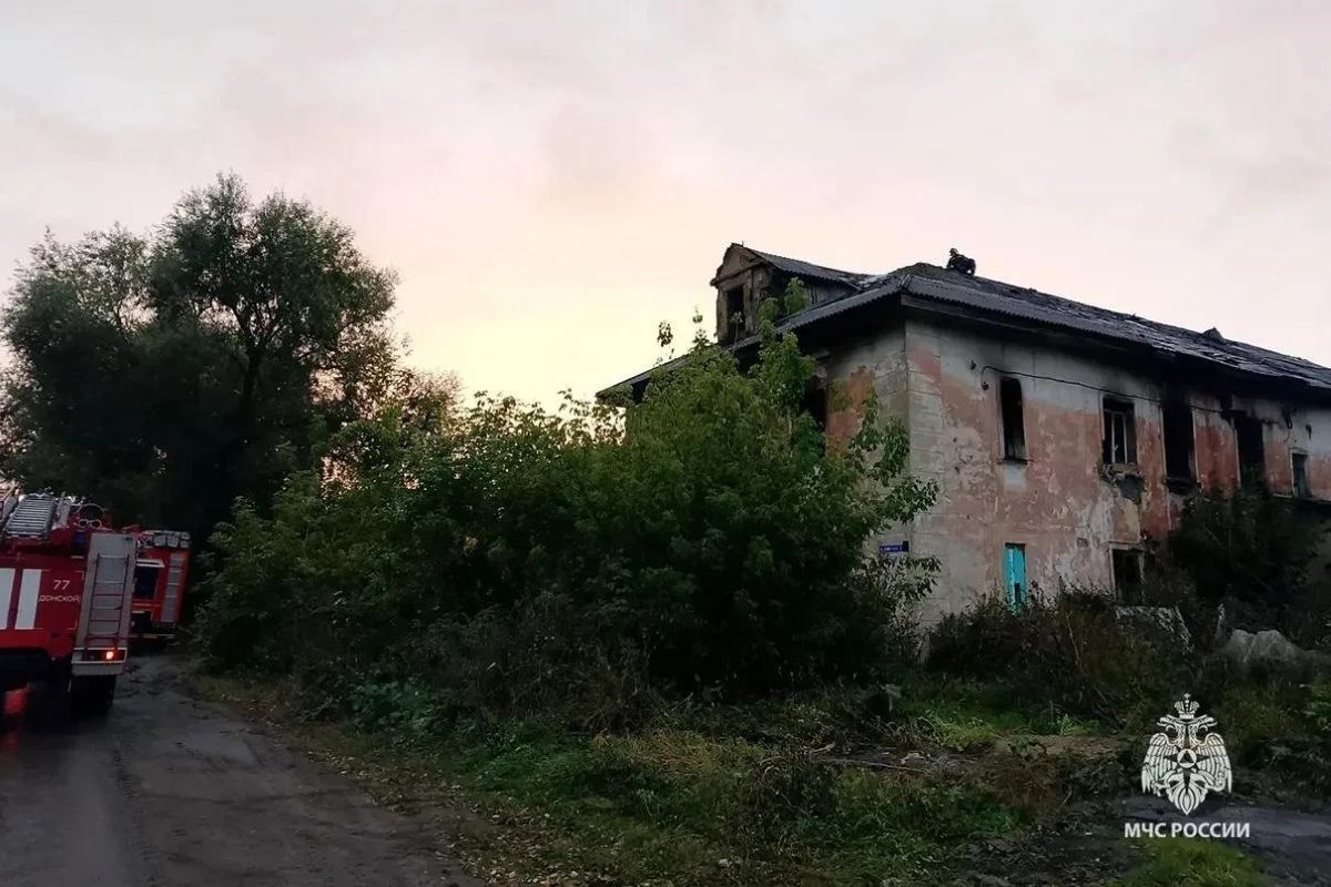 В Тульской области спасатели тушили сено и расселенный дом В Тульской области спасатели тушили сено и расселенный дом