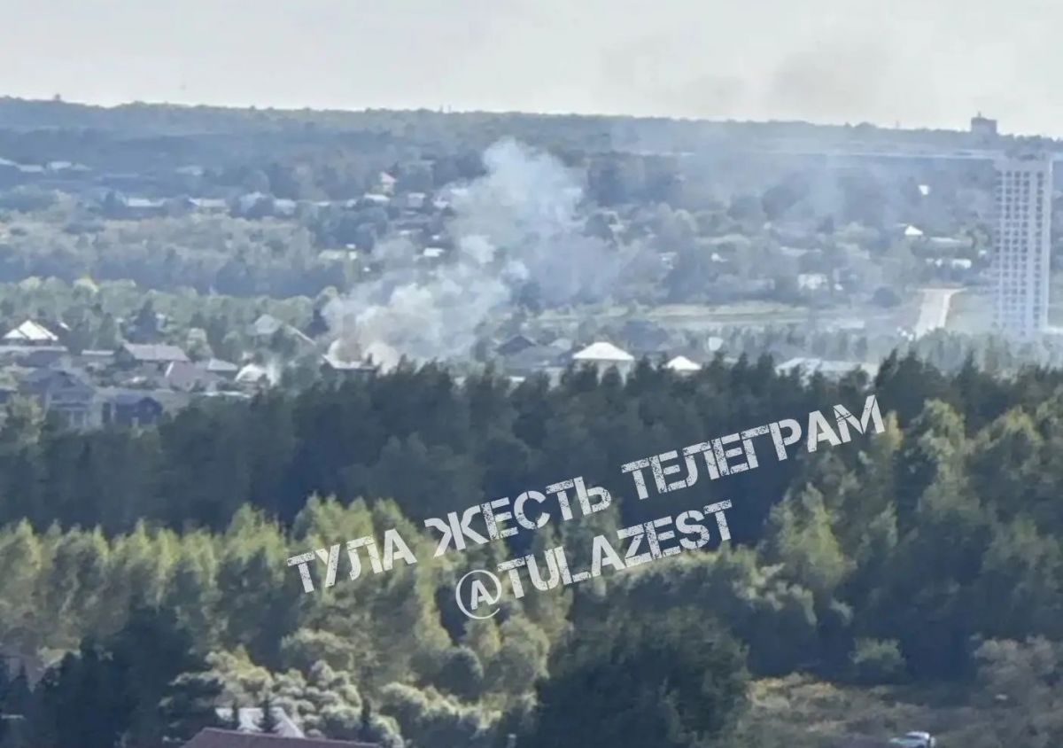 В Туле горит дом на двух хозяев и строительный вагончик В Туле горит дом на двух хозяев и строительный вагончик