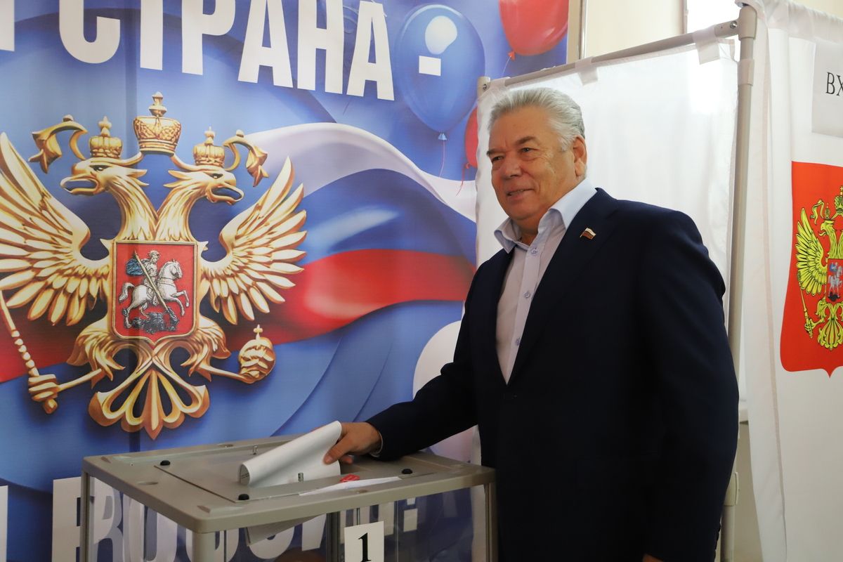Николай Воробьев проголосовал на избирательном участке в поселке Менделеевском Центрального округа Тулы
