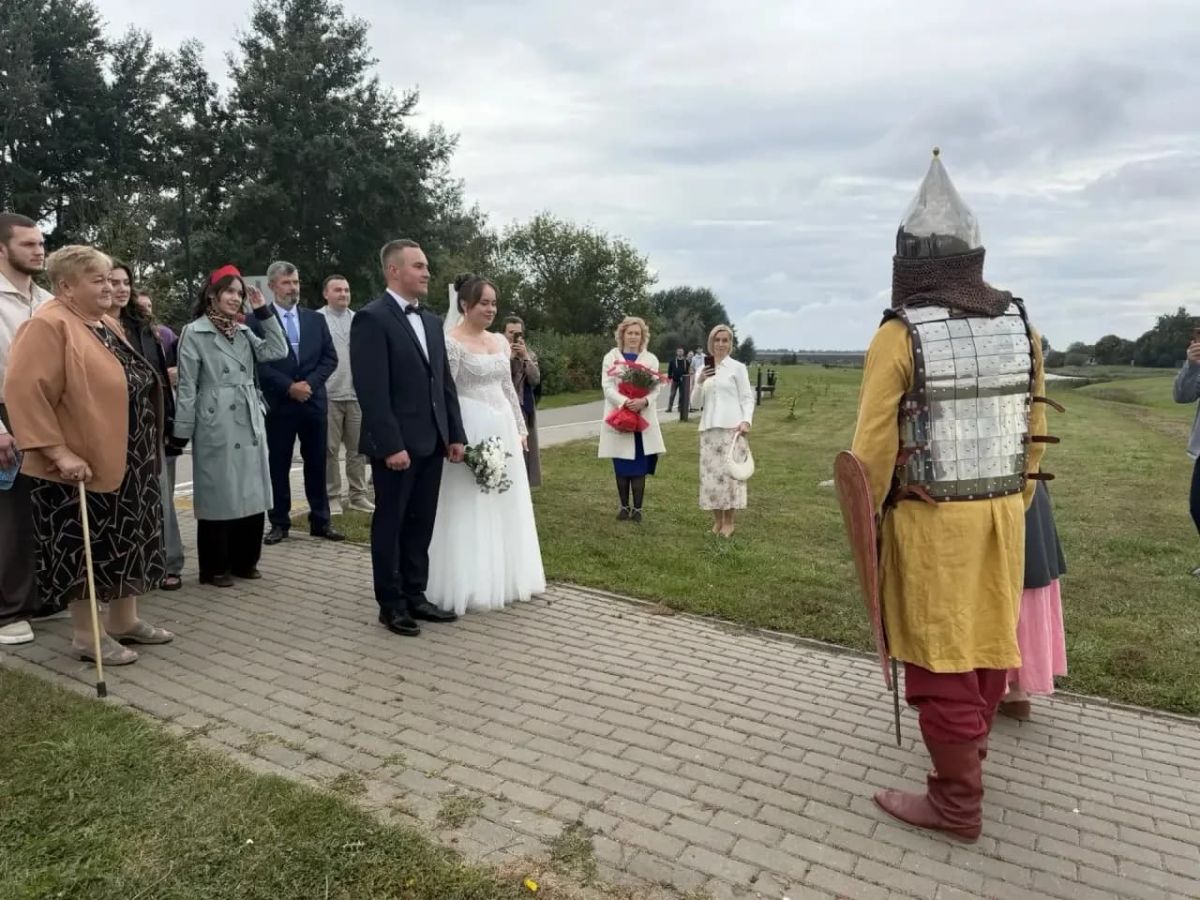 На Куликовом поле в Тульской области сыграли богатырскую свадьбу На Куликовом поле в Тульской области сыграли богатырскую свадьбу
