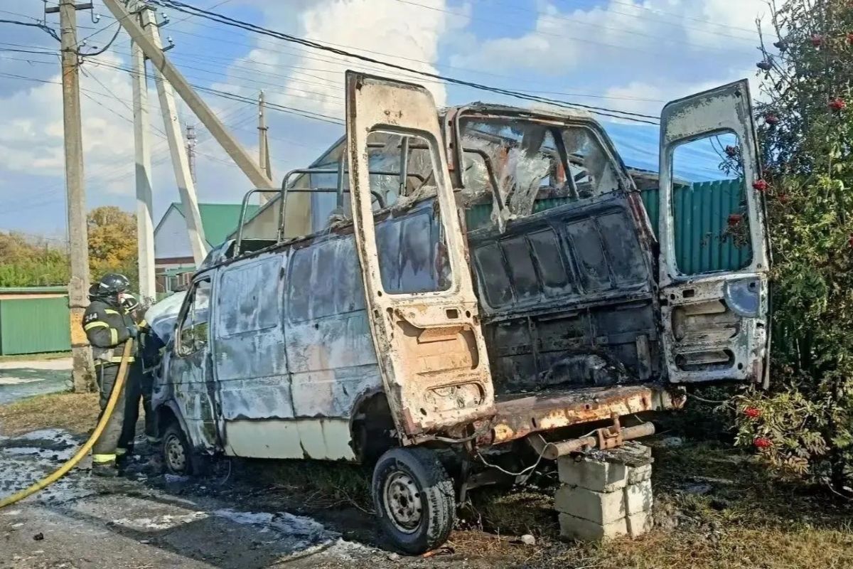 Тульские спасатели тушили дома, палатку и автомобиль Тульские спасатели тушили дома, палатку и автомобиль