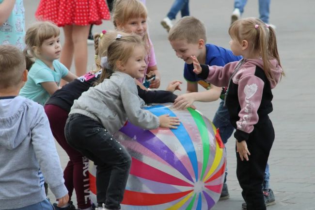 «Безопасное лето»: сотрудники ГИБДД провели урок ПДД в детском лагере «Ласточка»