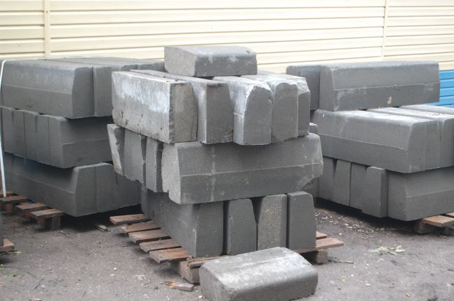 В тульском дворе строители отремонтируют испортившийся асфальт