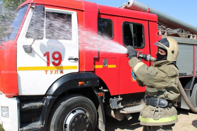 Из горящей квартиры в Туле эвакуировали 22 человек Из горящей квартиры в Туле эвакуировали 22 человек
