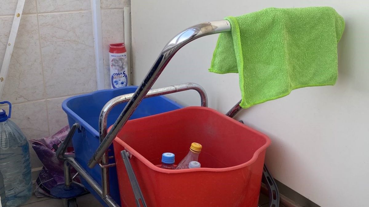 Из-за протечки крыши в тульской пятиэтажке образовался водопад Из-за протечки крыши в тульской пятиэтажке образовался водопад