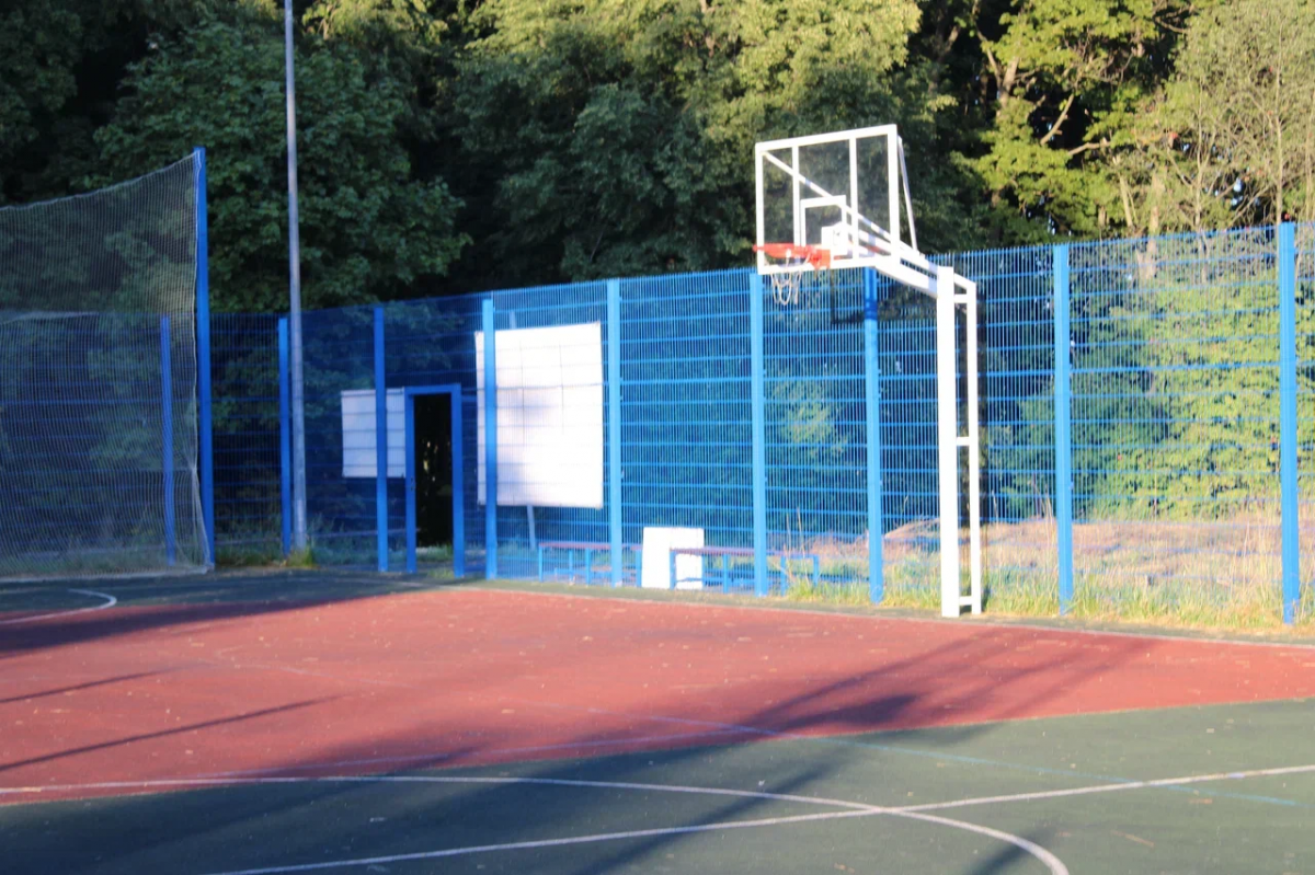 В школе в поселке Первомайский Тульской области оборудуют спортивную площадку В школе в поселке Первомайский Тульской области оборудуют спортивную площадку